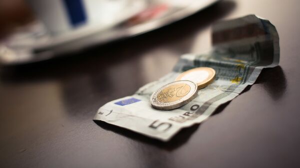 Евро на столе, архивное фото - Sputnik Литва