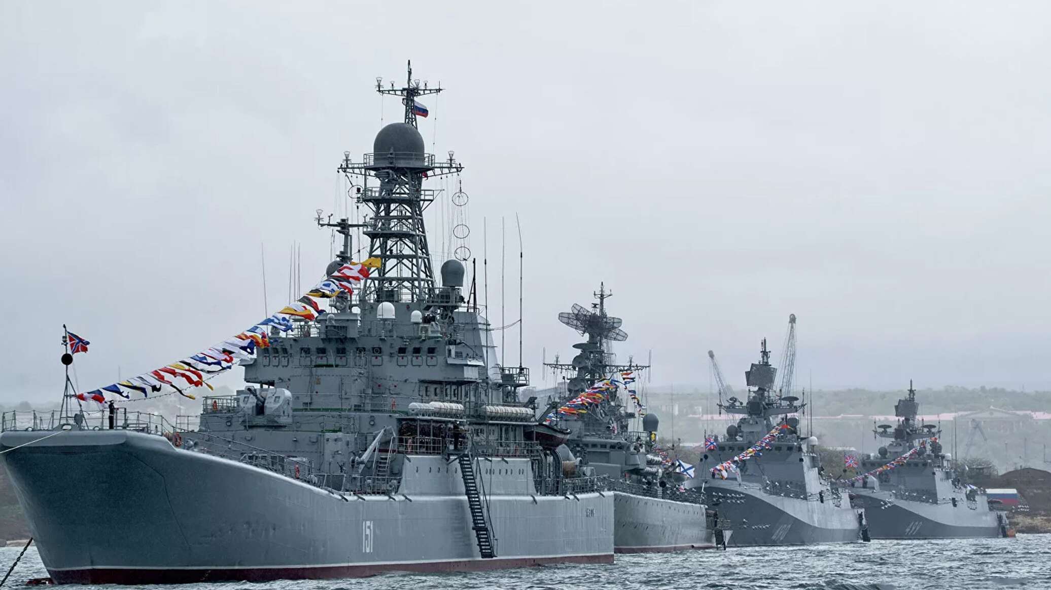 Вмф черное море. 13 Мая день Черноморского флота ВМФ России. Парад кораблей Севастополь ВМФ. Военные корабли Черноморского флота Севастополь. Черноморская флотилия ВМФ России.