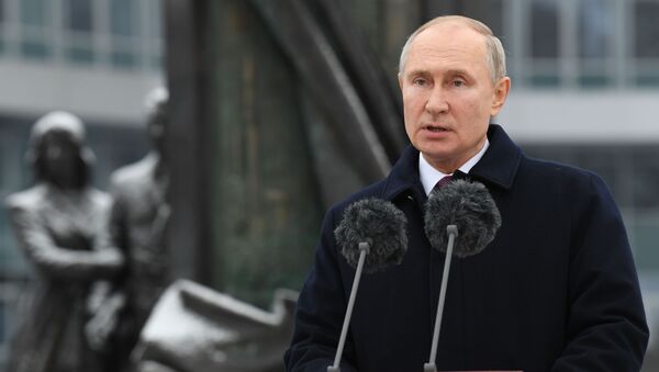 Президент России Владимир Путин поздравляет сотрудников и ветеранов органов безопасности РФ  - Sputnik Литва