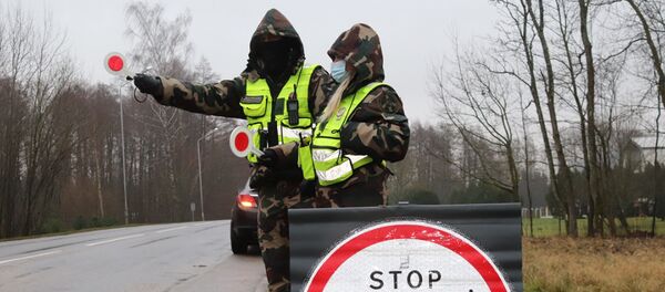 Блокпост полиции в Литве во время карантина  - Sputnik Литва