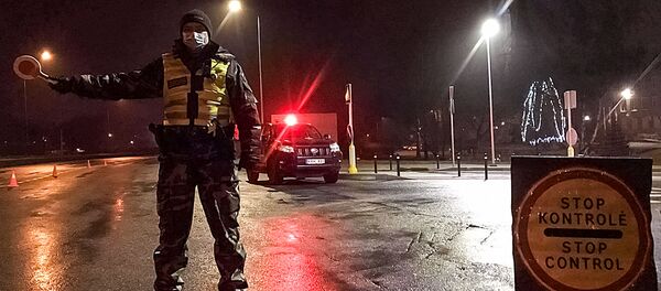 Блокпост полиции в Литве во время карантина Блокпост полиции в Литве во время карантина - Sputnik Lietuva