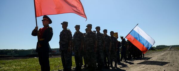 Участники российской и китайской команд на церемонии закрытия международного конкурса Отличники войсковой разведки Участники российской и китайской команд на церемонии закрытия международного конкурса Отличники войсковой разведки - Sputnik Lietuva