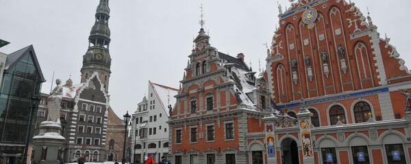 Статуя Роланда и Дом Черноголовых на Ратушной площади в Старой Риге, Латвия - Sputnik Литва