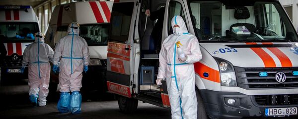 Медработники в защитных костюмах около машин скорой помощи, больница Сантарос, Вильнюс - Sputnik Литва