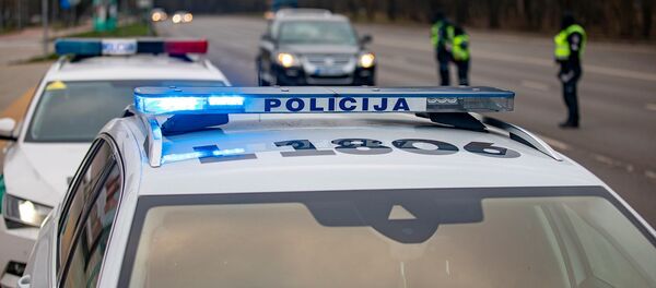 Полиция Литвы проверяет автомобили на блокпостах во время карантина Полиция Литвы проверяет автомобили на блокпостах во время карантина - Sputnik Литва