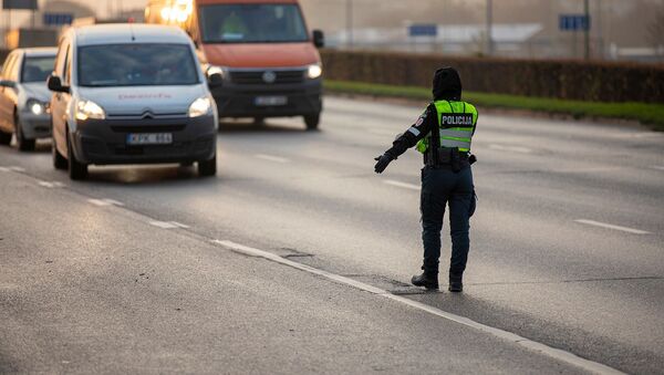 Полиция Литвы проверяет автомобили на блокпостах во время карантина  - Sputnik Литва