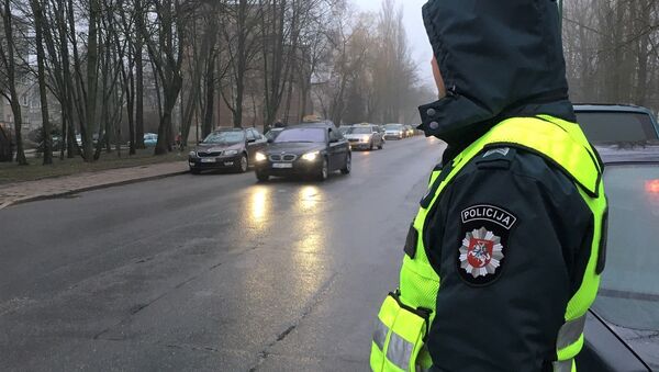 Полиция Литвы проверяет автомобили на блокпостах во время карантина  - Sputnik Литва
