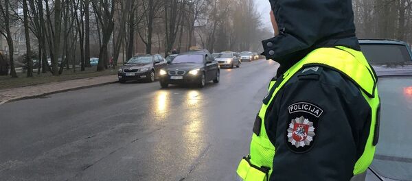 Полиция Литвы проверяет автомобили на блокпостах во время карантина  - Sputnik Литва