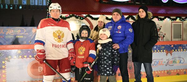 Rusijos prezidentas Vladimiras Putinas per susitikimą su 9 metų visos Rusijos akcijos Norų eglė dalyviu Rusijos prezidentas Vladimiras Putinas per susitikimą su 9 metų visos Rusijos akcijos Norų eglė dalyviu - Sputnik Lietuva