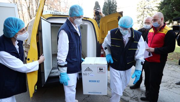 Медицинские работники получают первую партию вакцин Pfizer-BioNTech от коронавируса - Sputnik Lietuva