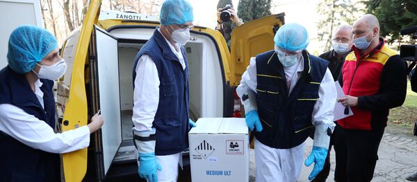 Медицинские работники получают первую партию вакцин Pfizer-BioNTech от коронавируса Медицинские работники получают первую партию вакцин Pfizer-BioNTech от коронавируса - Sputnik Lietuva