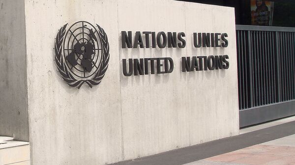 Эмблема Организации Объединенных Наций (ООН) на здании организации в Женеве - Sputnik Литва