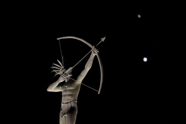 Юпитер и Сатурн на фоне статуи в штате Канзас  - Sputnik Lietuva
