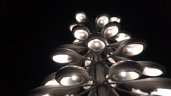 Новогодний креатив: в Эстонии установили елку из старых дорожных фонарей - Sputnik Литва