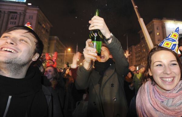 Поляки празднуют Новый год на улице в Варшаве - Sputnik Литва