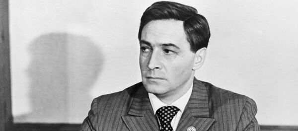 Viačeslavas Tichonovas Štirlico vaidmenyje filme Septyniolika pavasario akimirkų Viačeslavas Tichonovas Štirlico vaidmenyje filme Septyniolika pavasario akimirkų - Sputnik Lietuva