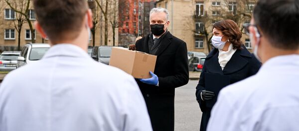 Президент Литвы Гитанас Науседа и первая леди Диана Науседене поблагодарили врачей - Sputnik Литва