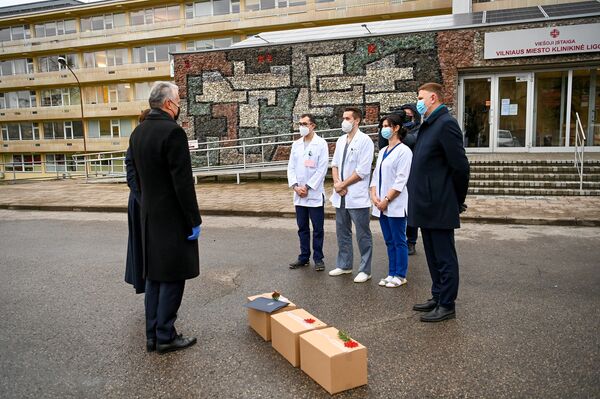 Время чудес и подарков: как Успасских обскакал президента Литвы в рекламе Время чудес и подарков: как Успасских обскакал президента Литвы в рекламе - Sputnik Литва