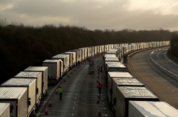 Tolimųjų reisų vairuotojai iš Rytų Europos pasisakė apie sunkią padėtį Britanijoje Tolimųjų reisų vairuotojai iš Rytų Europos pasisakė apie sunkią padėtį Britanijoje - Sputnik Lietuva