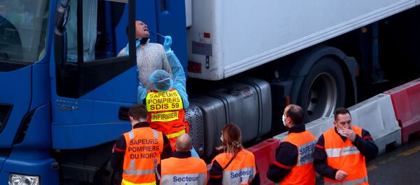 Французские официальные лица тестируют водителя в порту Дувра, 24 декабря 2020 года Французские официальные лица тестируют водителя в порту Дувра, 24 декабря 2020 года - Sputnik Литва