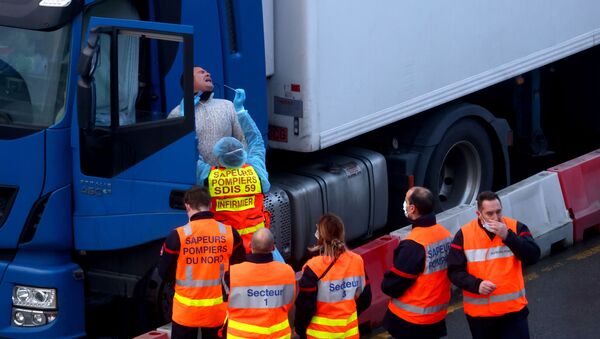 Французские официальные лица тестируют водителя в порту Дувра, 24 декабря 2020 года - Sputnik Литва