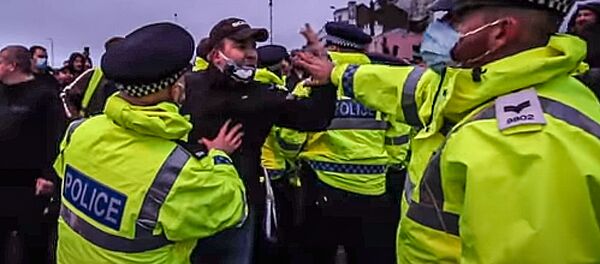 Ловушка под Рождество: стычки дальнобойщиков и полиции в Британии на видео - Sputnik Литва