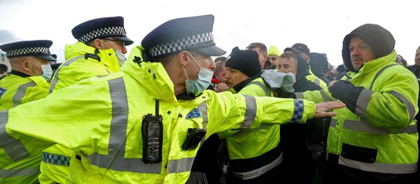 Рождество в кабине фуры: тысячи дальнобойщиков застряли в Великобритании - Sputnik Литва