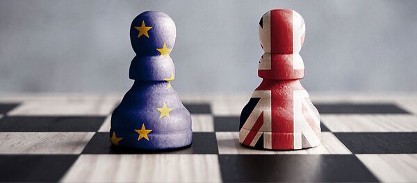 Шахматные фигуры в цветах флагов Великобритании и ЕС Шахматные фигуры в цветах флагов Великобритании и ЕС - Sputnik Литва
