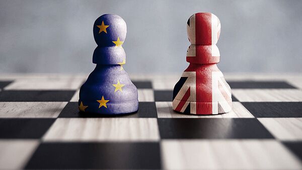 Шахматные фигуры в цветах флагов Великобритании и ЕС - Sputnik Литва