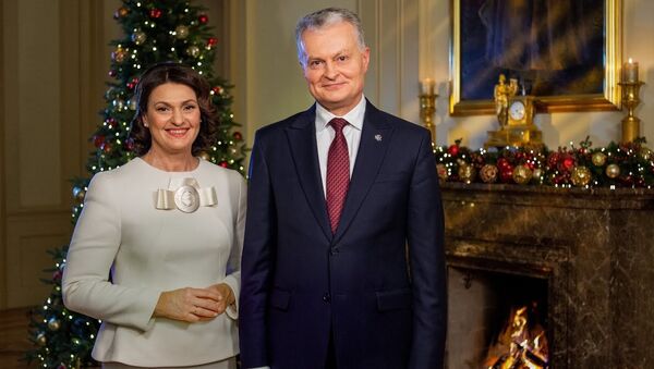 Президент Литвы Гитанас Науседа с женой Дианой Науседене поздравили литовцев с Рождеством - Sputnik Литва