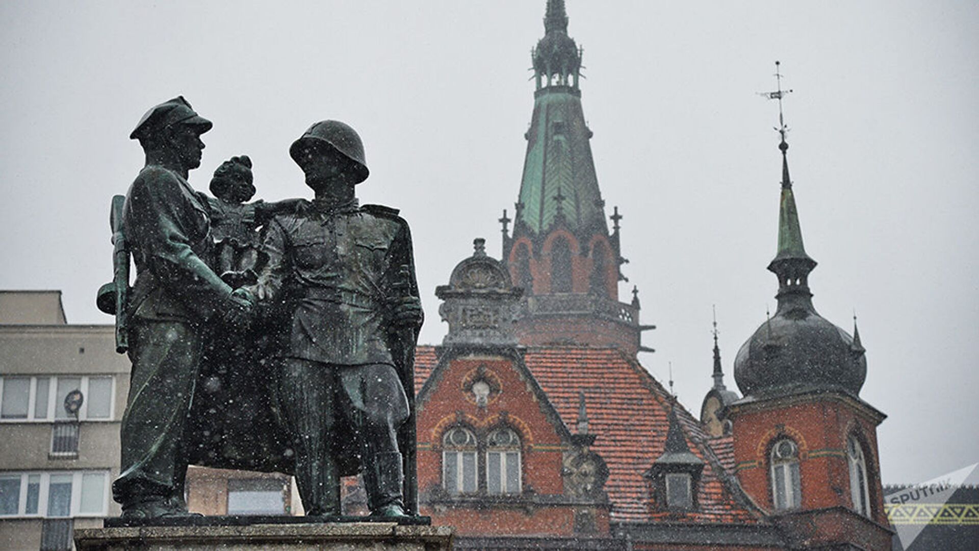 Памятник советско-польскому братству по оружию в центре города Легница, Польша - Sputnik Lietuva, 1920, 16.04.2022