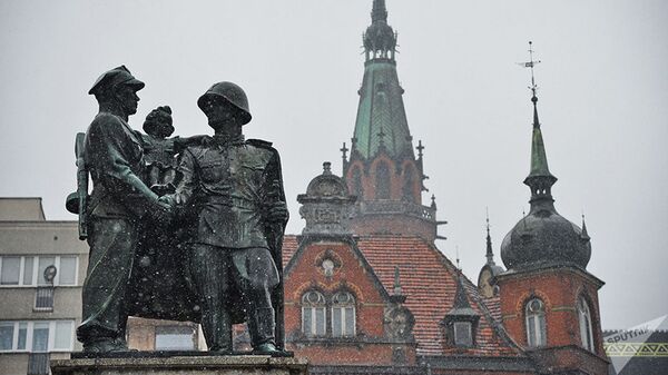 Памятник советско-польскому братству по оружию в центре города Легница, Польша - Sputnik Литва