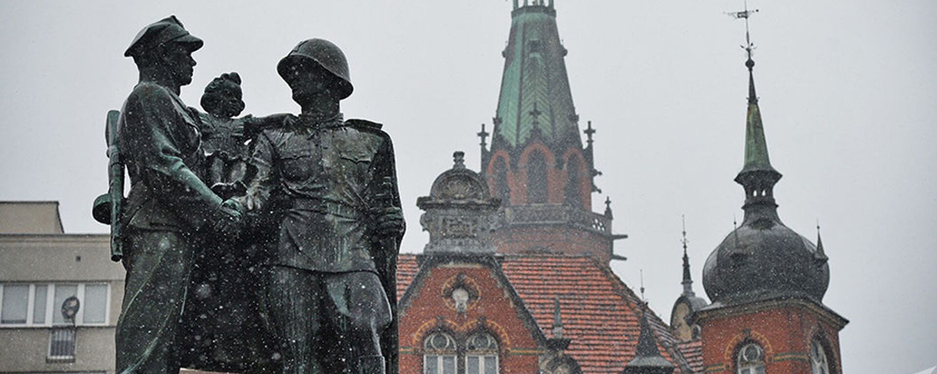 Памятник советско-польскому братству по оружию в центре города Легница, Польша - Sputnik Литва, 1920, 11.12.2022