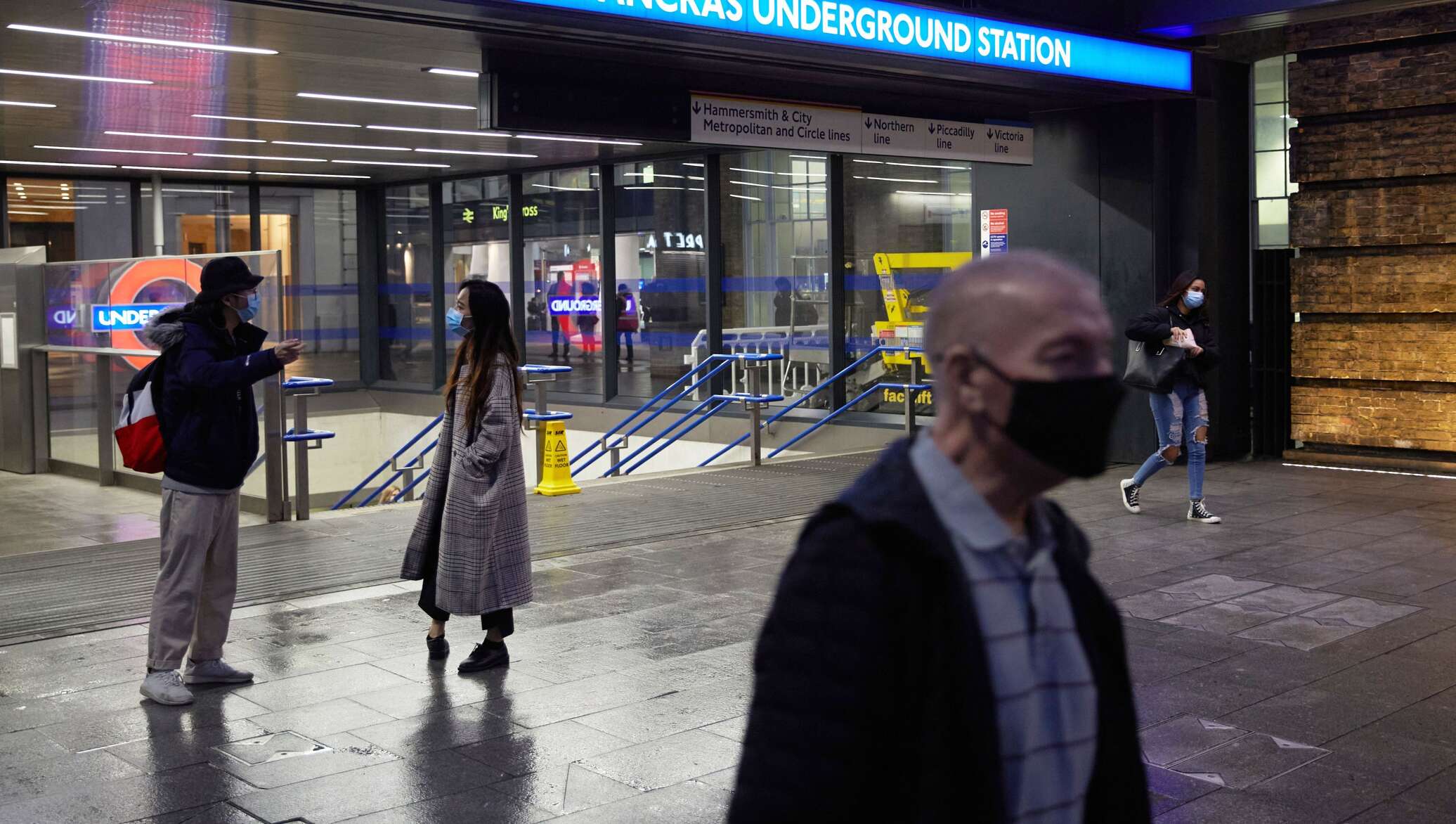 Новый вирус в англии. Вокзал Кингс кросс в Лондоне. РИА новости. Высокие люди в метро. Великобританец вирус Covid-19.
