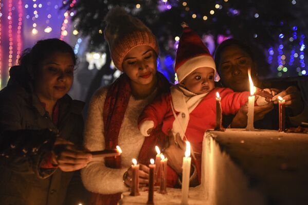 Верующие зажигают свечи в канун Рождества в соборе в Амритсаре, Индия  - Sputnik Lietuva