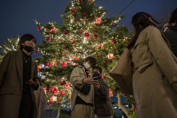 пара делает фотографии с рождественской елкой в Токио - Sputnik Литва