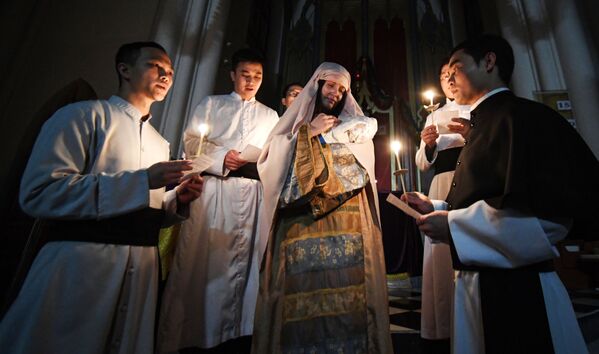 Священнослужители во время службы на праздновании Рождества Христова в католической церкви пресвятой Богородицы во Владивостоке - Sputnik Lietuva