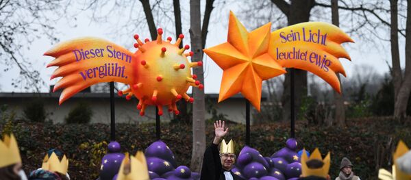 Протестантский пастор Томас Герхольд во время рождественской службы в детском доме в Ратингене, Германия - Sputnik Литва