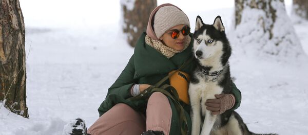 Mergina parke Mergina parke - Sputnik Lietuva