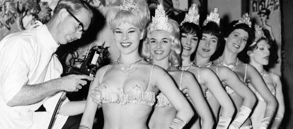 Девушки во время вакцинации от гриппа в Лондоне Девушки во время вакцинации от гриппа в Лондоне - Sputnik Lietuva