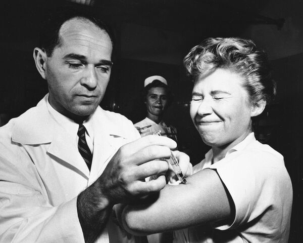 Врач делает медсестре первую прививку от азиатского гриппа в Нью-Йорке, 1957 год - Sputnik Lietuva