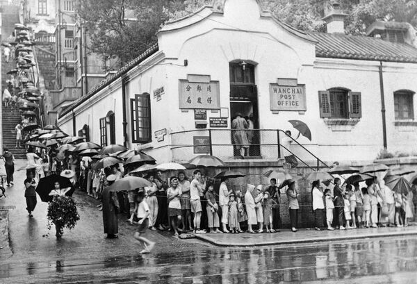 Очередь на вакцинацию от холеры перед медицинским центром в Гонконге, 1961 год - Sputnik Lietuva