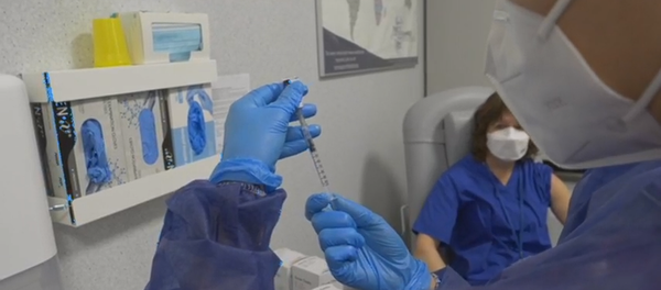 Вакцинация в клинике Сантарос в Литве - Sputnik Литва