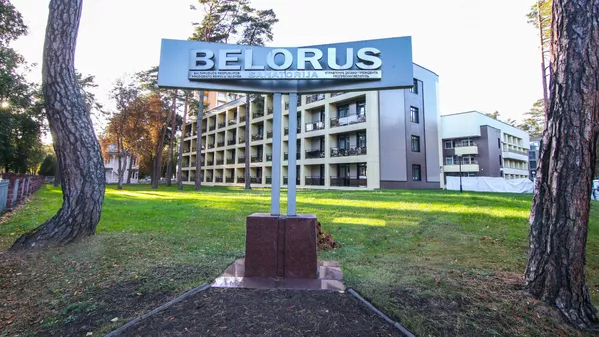 Šiais metais sanatorija švęs 75 metų jubiliejų. Įstaigos direktorius Ilja Epifanovas anksčiau pažymėjo, kad visą šį laiką ji veikė, nepaisant to, kaip klostėsi Lietuvos ir Baltarusijos santykiai. Šiais metais sanatorija švęs 75 metų jubiliejų. Įstaigos direktorius Ilja Epifanovas anksčiau pažymėjo, kad visą šį laiką ji veikė, nepaisant to, kaip klostėsi Lietuvos ir Baltarusijos santykiai. - Sputnik Lietuva