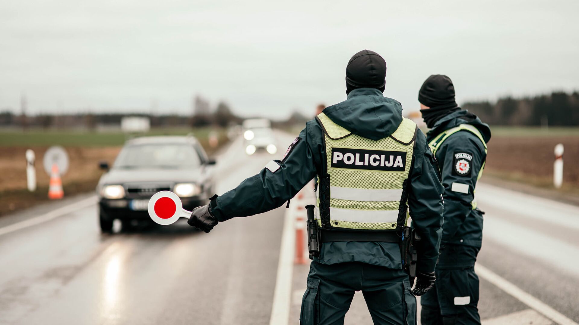 Полиция Литвы проверяет автомобили на блокпостах во время карантина - Sputnik Литва, 1920, 15.02.2021