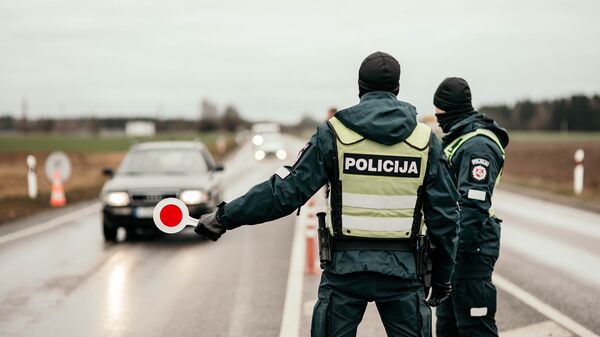 Полиция Литвы проверяет автомобили на блокпостах во время карантина - Sputnik Литва