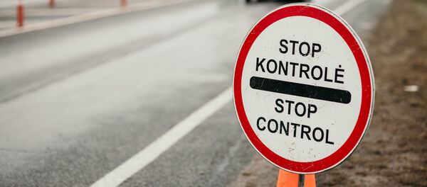 Блокпост полиции Литвы во время карантина - Sputnik Литва