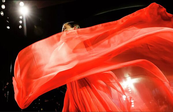 Модель на показе Brandon Maxwell Модель на показе Brandon Maxwell - Sputnik Lietuva