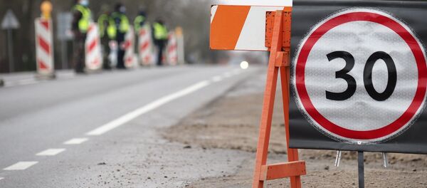 Блокпост полиции во время карантина в Шяуляе, Литва - Sputnik Литва