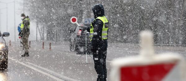 Блокпост полиции во время карантина в Шяуляе, Литва Блокпост полиции во время карантина в Шяуляе, Литва - Sputnik Lietuva